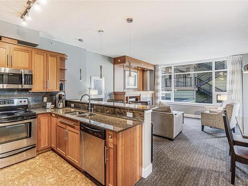 208B-181 Beachside Dr, Parksville, BC - Indoor Photo Showing Kitchen With Double Sink