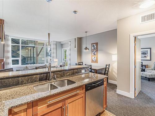 208B-181 Beachside Dr, Parksville, BC - Indoor Photo Showing Kitchen With Double Sink