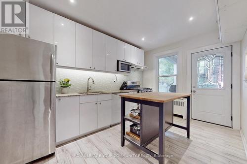 20 Barnesdale Avenue N, Hamilton, ON - Indoor Photo Showing Kitchen