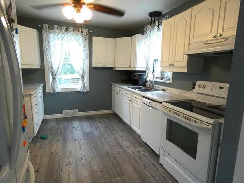 106 Poplar St, Longlac, ON - Indoor Photo Showing Kitchen With Double Sink