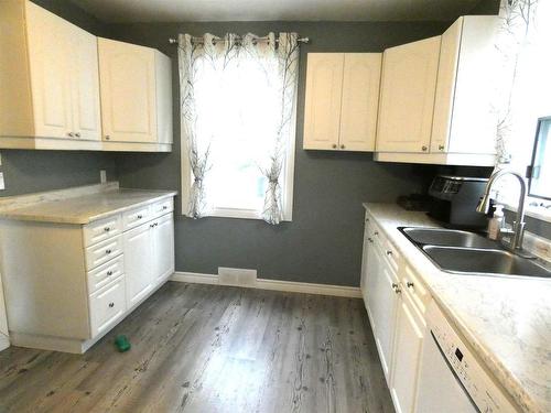 106 Poplar St, Longlac, ON - Indoor Photo Showing Kitchen With Double Sink