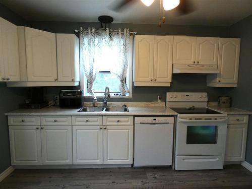 106 Poplar St, Longlac, ON - Indoor Photo Showing Kitchen With Double Sink