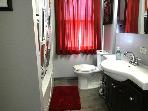 106 Poplar St, Longlac, ON - Indoor Photo Showing Bathroom