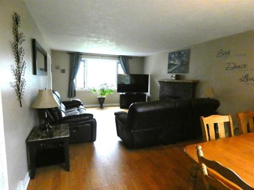 106 Poplar St, Longlac, ON - Indoor Photo Showing Living Room