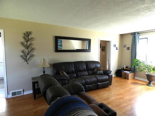 106 Poplar St, Longlac, ON - Indoor Photo Showing Living Room