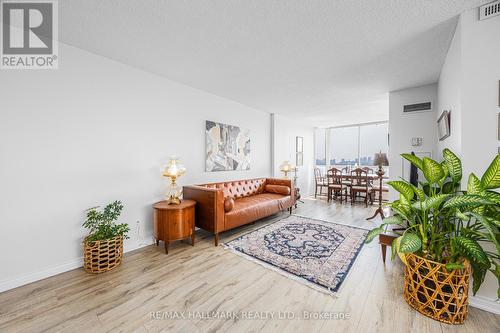 Ph210 - 1101 Steeles Avenue W, Toronto (Westminster-Branson), ON - Indoor Photo Showing Living Room