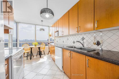 Ph210 - 1101 Steeles Avenue W, Toronto (Westminster-Branson), ON - Indoor Photo Showing Kitchen