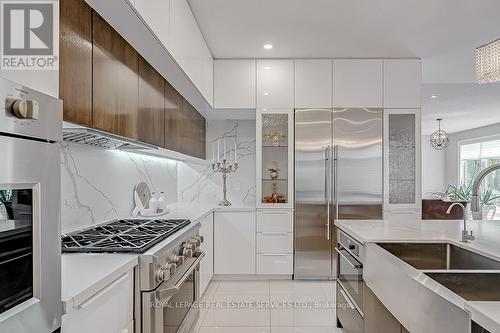 2 - 128 Morden Road, Oakville (Bronte East), ON - Indoor Photo Showing Kitchen With Upgraded Kitchen