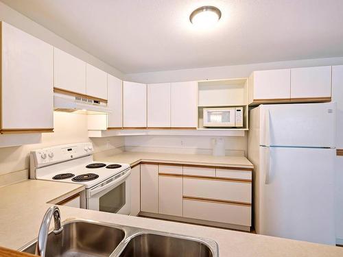 7-1775 Mckinley Crt, Kamloops, BC - Indoor Photo Showing Kitchen With Double Sink