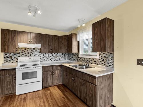 112 Holway Street, Kamloops, BC - Indoor Photo Showing Kitchen With Double Sink