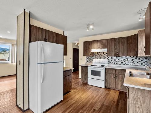 112 Holway Street, Kamloops, BC - Indoor Photo Showing Kitchen With Double Sink