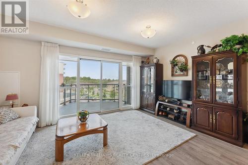 413 - 440 William Graham Drive, Aurora, ON - Indoor Photo Showing Living Room