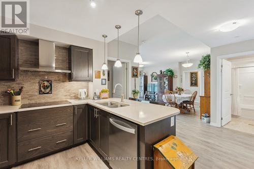 413 - 440 William Graham Drive, Aurora, ON - Indoor Photo Showing Kitchen With Double Sink With Upgraded Kitchen