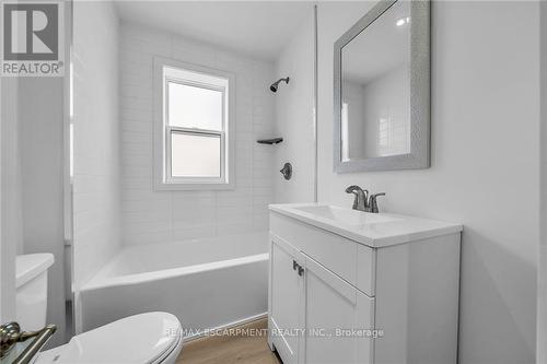 875 Fennell Avenue E, Hamilton, ON - Indoor Photo Showing Bathroom