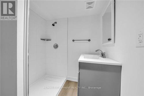 875 Fennell Avenue E, Hamilton, ON - Indoor Photo Showing Bathroom