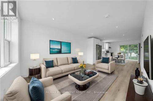 875 Fennell Avenue E, Hamilton, ON - Indoor Photo Showing Living Room