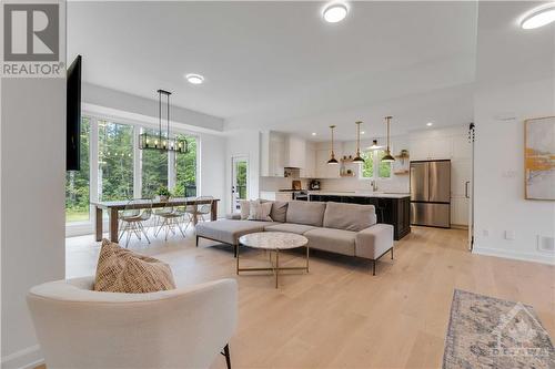 436 Cinnamon Crescent, Ottawa, ON - Indoor Photo Showing Living Room