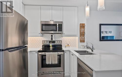 127 - 50 Lakebreeze Drive, Clarington (Newcastle), ON - Indoor Photo Showing Kitchen With Stainless Steel Kitchen With Double Sink With Upgraded Kitchen