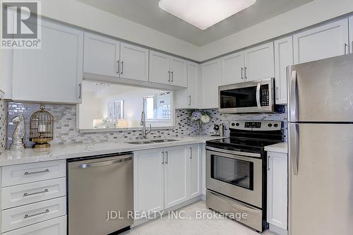 709 - 1700 Eglinton Avenue E, Toronto (Victoria Village), ON - Indoor Photo Showing Kitchen With Double Sink With Upgraded Kitchen