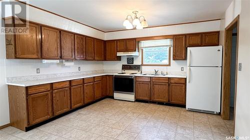 760 Princess Street, Regina, SK - Indoor Photo Showing Kitchen With Double Sink