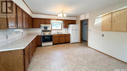 760 Princess Street, Regina, SK - Indoor Photo Showing Kitchen With Double Sink