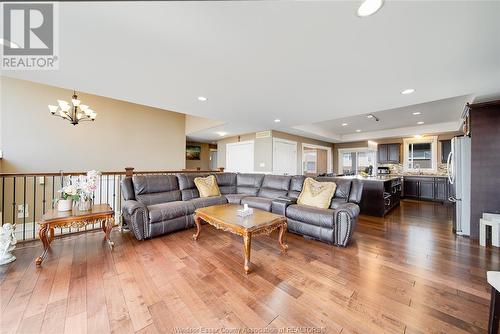 878 Southwood, Lakeshore, ON - Indoor Photo Showing Living Room