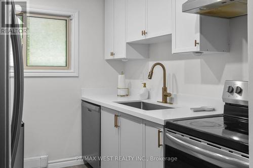 82 Loggers Run, Barrie, ON - Indoor Photo Showing Kitchen