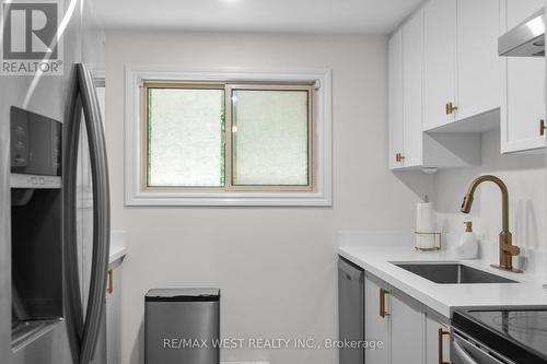 82 Loggers Run, Barrie, ON - Indoor Photo Showing Kitchen