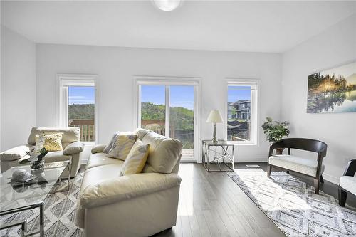 3955 Crown Street, Beamsville, ON - Indoor Photo Showing Living Room