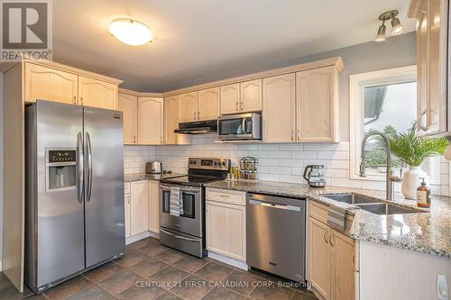 58 Owen Court, Central Elgin (Lynhurst), ON - Indoor Photo Showing Kitchen With Double Sink With Upgraded Kitchen