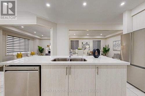 250 Wesmina Avenue, Whitchurch-Stouffville, ON - Indoor Photo Showing Kitchen With Double Sink With Upgraded Kitchen