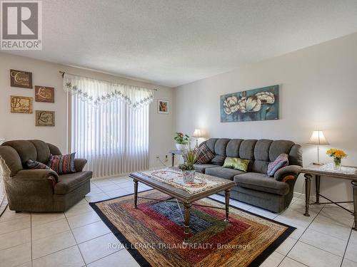 10 Pinehurst Drive, Woodstock, ON - Indoor Photo Showing Living Room