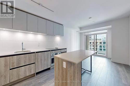 618 - 8 Beverley Glen Boulevard, Vaughan, ON - Indoor Photo Showing Kitchen