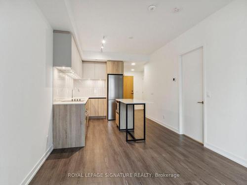 510-8 Beverley Glen Blvd, Vaughan, ON - Indoor Photo Showing Kitchen