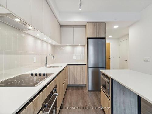 510-8 Beverley Glen Blvd, Vaughan, ON - Indoor Photo Showing Kitchen With Upgraded Kitchen