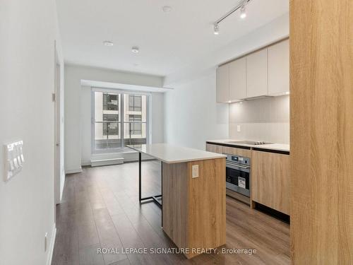 510-8 Beverley Glen Blvd, Vaughan, ON - Indoor Photo Showing Kitchen