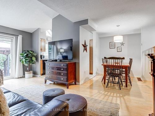 1200 Upper Village Dr, Mississauga, ON - Indoor Photo Showing Living Room