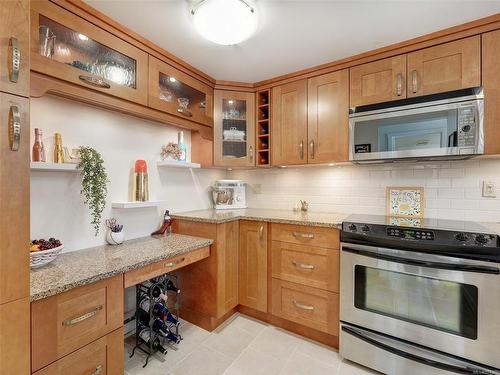 118-10459 Resthaven Dr, Sidney, BC - Indoor Photo Showing Kitchen