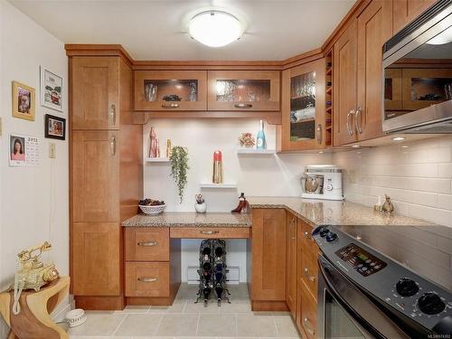 118-10459 Resthaven Dr, Sidney, BC - Indoor Photo Showing Kitchen