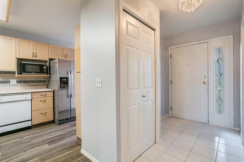 20-1874 Parkview Crescent, Kelowna, BC - Indoor Photo Showing Kitchen