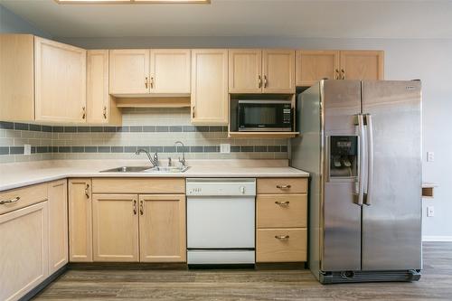 20-1874 Parkview Crescent, Kelowna, BC - Indoor Photo Showing Kitchen With Double Sink