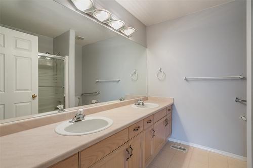 20-1874 Parkview Crescent, Kelowna, BC - Indoor Photo Showing Bathroom