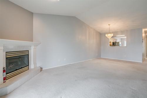 20-1874 Parkview Crescent, Kelowna, BC - Indoor Photo Showing Living Room With Fireplace