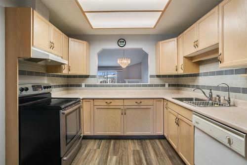 20-1874 Parkview Crescent, Kelowna, BC - Indoor Photo Showing Kitchen With Double Sink