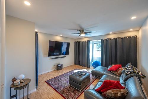 4123 Ponderosa Drive, Peachland, BC - Indoor Photo Showing Living Room