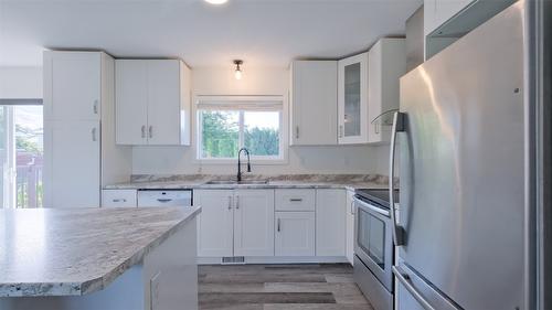 4741 Parkdale Crescent, Kelowna, BC - Indoor Photo Showing Kitchen With Upgraded Kitchen