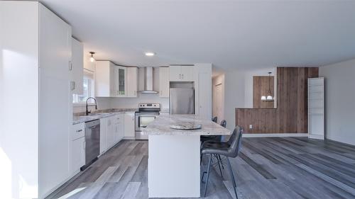 4741 Parkdale Crescent, Kelowna, BC - Indoor Photo Showing Kitchen With Upgraded Kitchen