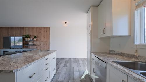 4741 Parkdale Crescent, Kelowna, BC - Indoor Photo Showing Kitchen