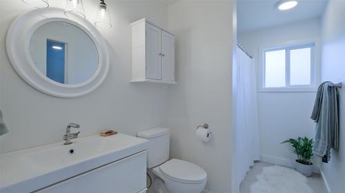 4741 Parkdale Crescent, Kelowna, BC - Indoor Photo Showing Bathroom