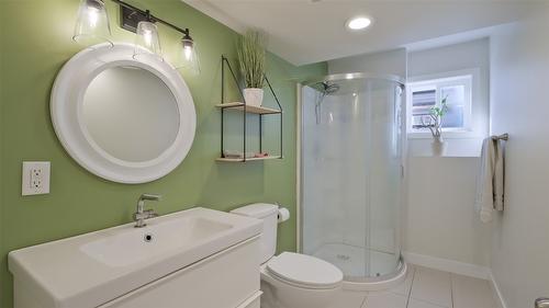 4741 Parkdale Crescent, Kelowna, BC - Indoor Photo Showing Bathroom